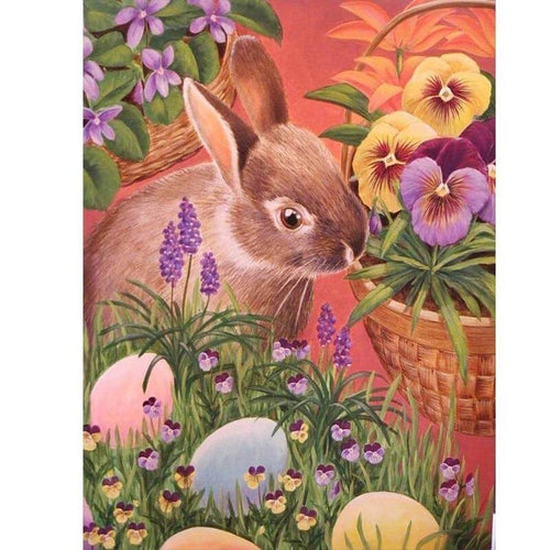Haas tussen de lentebloemen