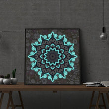 Foto laden in Gallery viewer, Mandala 2 | Glow in the dark 30x30cm Diamond painting | Eigen foto | Dieren | Kopen | Dikke dames | Action | Nederland | Steentjes | Diamant | De Diamond Painter