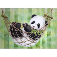 Foto laden in Gallery viewer, Panda in hangmat Diamond painting | Eigen foto | Dieren | Kopen | Dikke dames | Action | Nederland | Steentjes | Diamant | De Diamond Painter